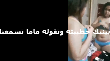 ام شرموطه سكس عربي بتتناك على الكاميرا قدام ابنها الصغير بتقوله اوعى تقول لبابا يا حبيب ماما