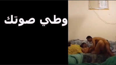 صوتها عالي اوي سكس مصري جامد وبتصرخ جامد من كتر الزبر ما فشخها بيقوله وطي صوتك يا شرموطه هتلمي علينا الناس